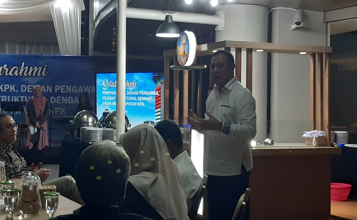 Ketua KPK Firli Bahuri membuat nasi goreng untuk Dewas dan awak media