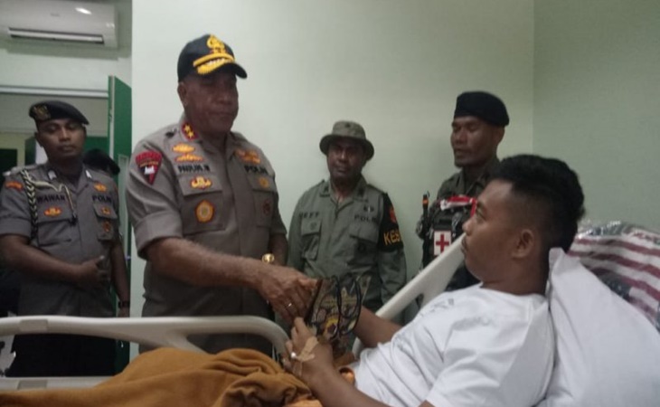 Kapolda Papua Irjen Paulus Waterpauw menjenguk anggota Brimob yang ditembak KKB di Nduga (Foto: Antaranews)