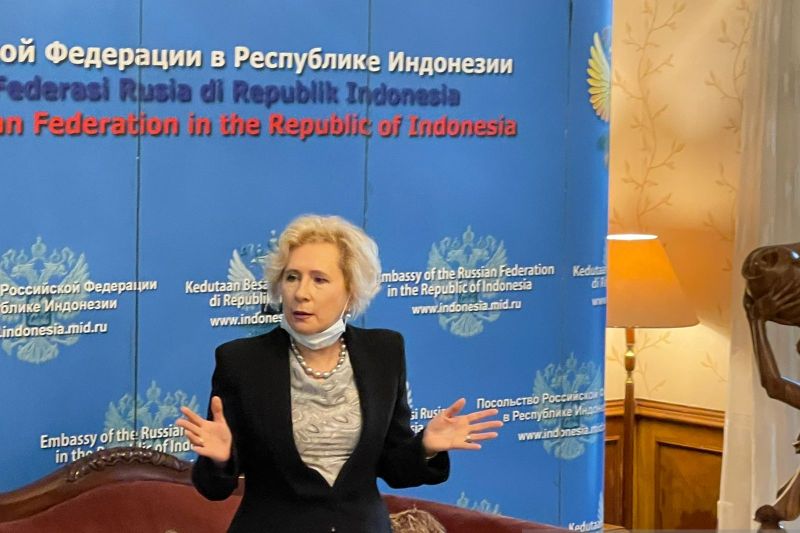 Duta Besar Rusia untuk Indonesia Lyudmila Vorobieva dalam konferensi pers yang digelar di Kediaman Dubes Rusia di Jakarta, Rabu (23/3/2022). (ANTARA/Aria Cindyara)