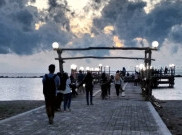 Menikmati Sunset Ditemani Pisang Goreng Kipas di Pantai Akkarena, Makassar