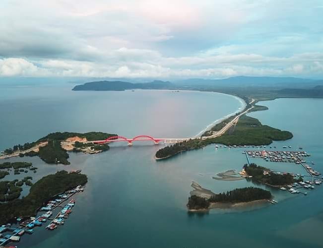 Ada beberapa tempat wisata yang bisa kamu kunjungi di teluk Youtefa. (Foto: Instagram/rentalmobiljayapura799)