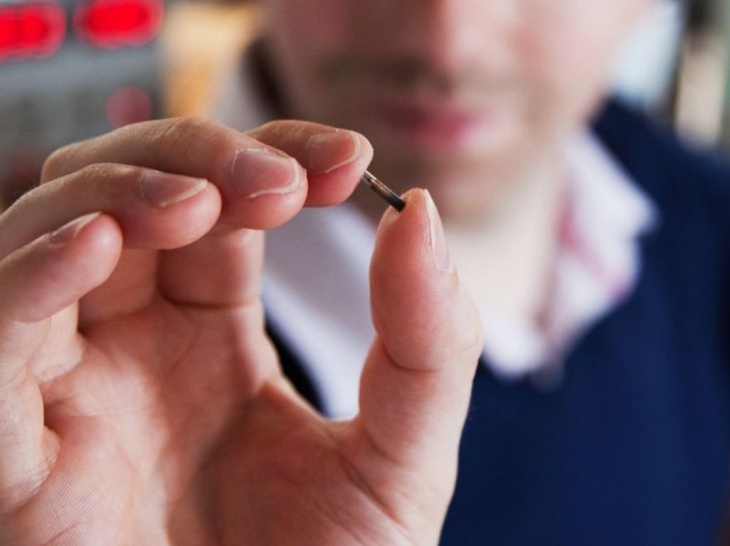 Implan Microchip Memungkinkan Orang Bertransaksi Hanya dengan Tangan