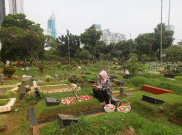 Umat Muslim Lakukan Ziarah Kubur Jelang Bulan Suci Ramadan di TPU Karet Bivak Jakarta