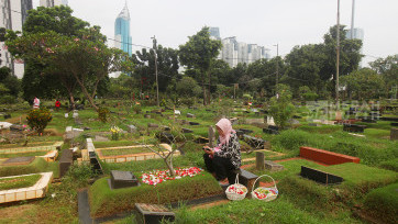 Umat Muslim Lakukan Ziarah Kubur Jelang Bulan Suci Ramadan di TPU Karet Bivak Jakarta