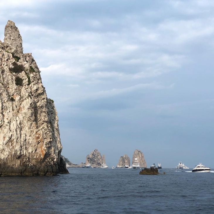  Siren's Rock merupakan salah satu tempat paling terkenal di Capri. (Foto: instagram.com/elsamaribel)