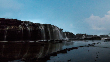 Pemandangan di Pantai Sawarna