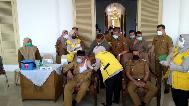 Gubernur dan Wagub Sumatra Barat Divaksin COVID-19
