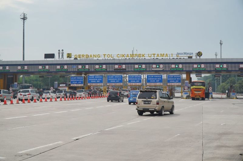100 Ribu Lebih Kendaraan Keluar Jakarta H-1 Lebaran