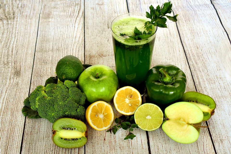 Mengonsumsi minuman hijau (Sumber: Pixabay/marijana1)