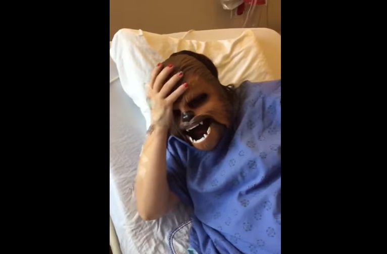 Kocak, Aksi Seorang Ibu Pakai Topeng Chewbacca Saat Melahirkan