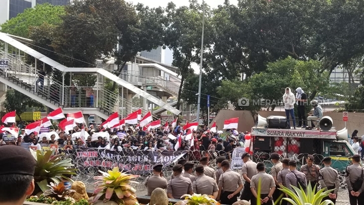 Serahkan Tiga Keranda, Massa Anggap Agus Cs Sudah Tinggalkan Profesionalitas