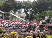 Serahkan Tiga Keranda, Massa Anggap Agus Cs Sudah Tinggalkan Profesionalitas