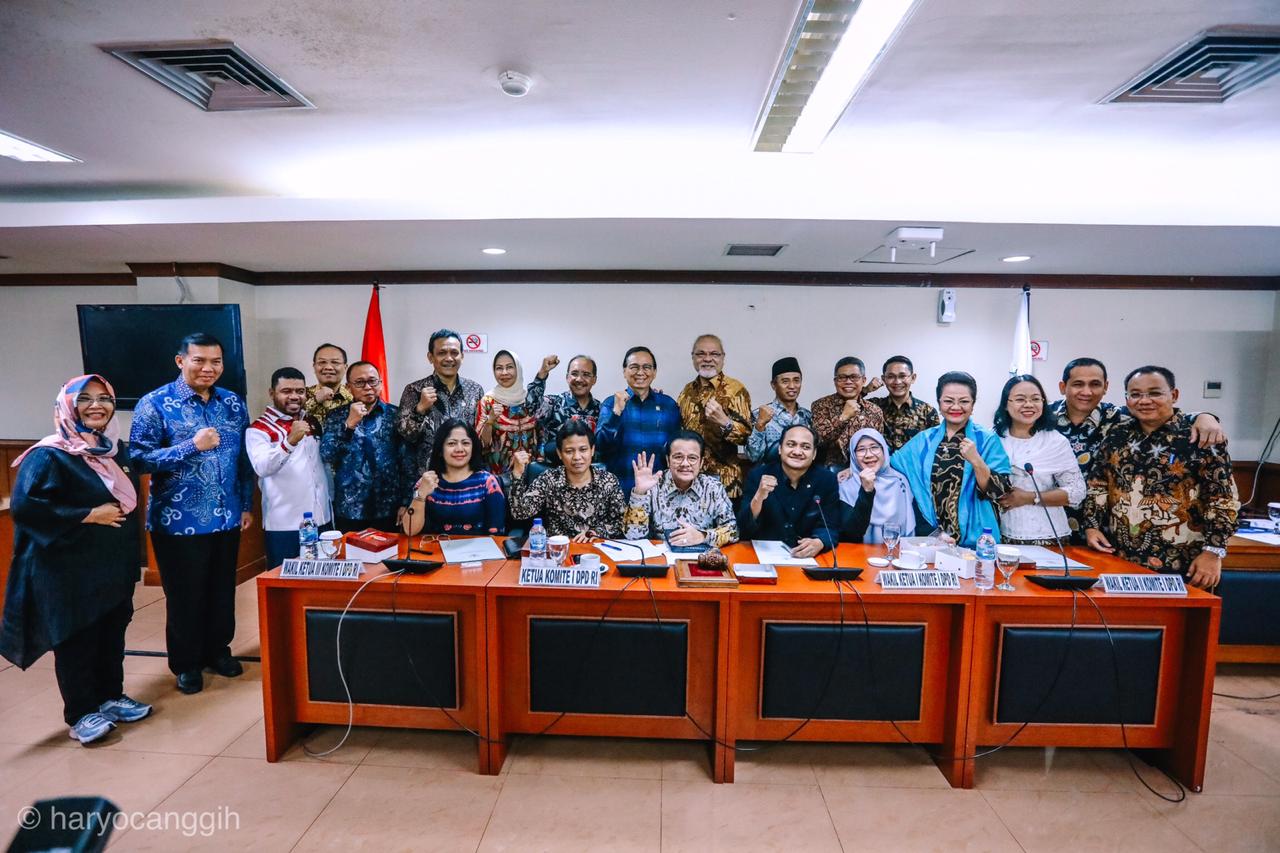 Rapat Dengar Pendapat Komite I DPD RI Pembahasan Isu-Isu terkait Otonomi Daerah, Hubungan Pusat-Daerah, Pemerintah Daerah serta Antar Daerah bersama Asosiasi Pemerintah Kabupaten Seluruh Indonesia (APKASI) dan Asosiasi Pemerintah Kota Seluruh Indonesia (APEKSI). Di ruang rapat Komite I DPD RI Gedung Parlemen Senayan Jakarta, Rabu (30/10)