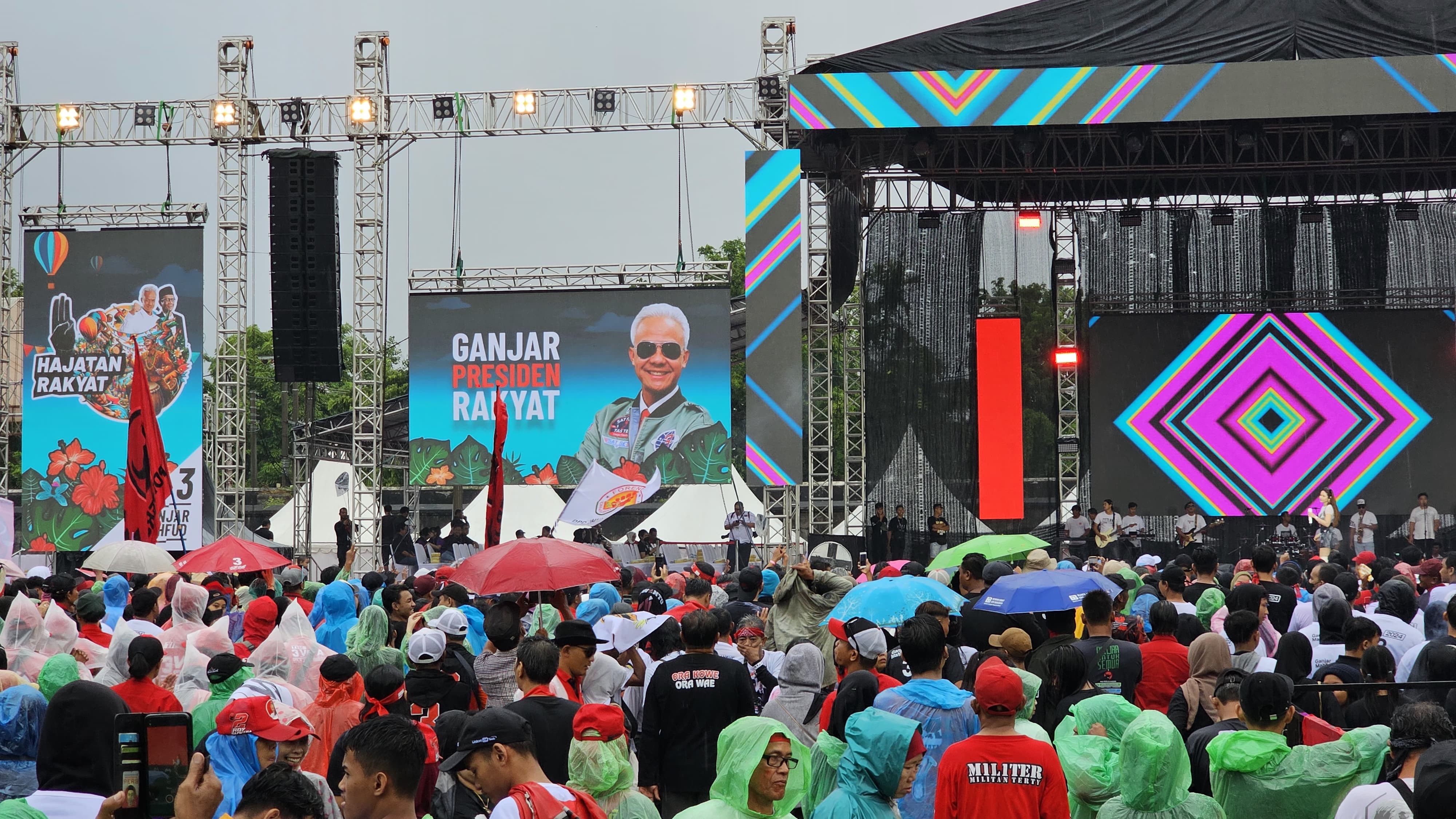 Hujan Berkah Imlek Guyur Solo, Massa Pendukung Ganjar-Mahfud Bertahan