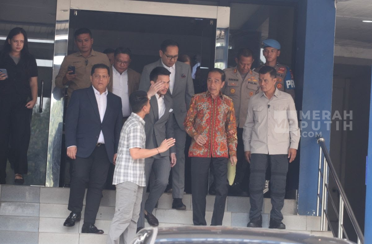 Serahkan Bukti, Jokowi Tunjukkan Semua Ijazahnya di Polda Metro