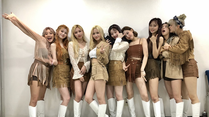 TWICE Konser Daring di Platform Beyond Live