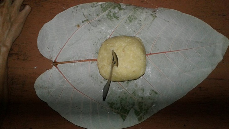  Gowi nifufu dibungkus dengan daun jati. (Foto: facebook.com/ferianus.ndraha)