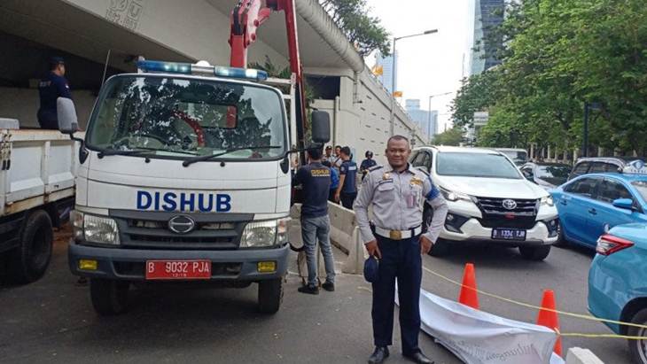 Pembatas Beton Jalan Satrio Dibongkar Pengendara, Dishub DKI Perketat Penjagaan