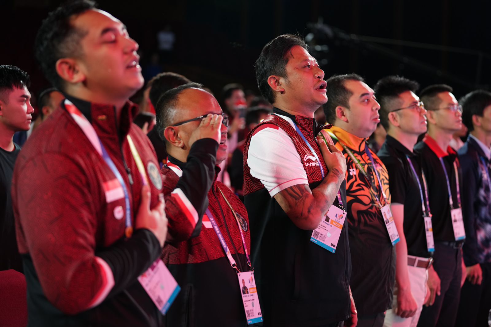 Kontingen Tim Indonesia saat menyanyikan Indonesia Raya. (NOC Indonesia/MP Media/Rizki Fitrianto)