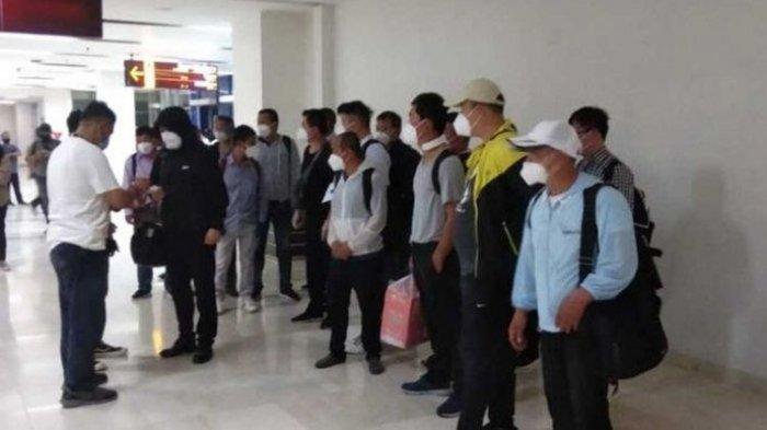 Puluhan TKA Tiongkok saat berada di Bandara Internasional Sultan Hasanuddin, Makassar, akhir pekan lalu. Foto: Istimewa