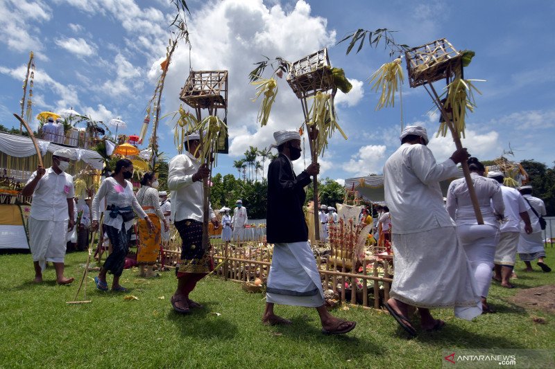 Umat Hindu melakukan ritual penyucian saat upacara Tawur Agung Kesanga dalam rangkaian Hari Raya Nyepi Tahun Baru Saka 1943 di Denpasar, Bali, Sabtu (13/3/2021). (Foto: Antara)