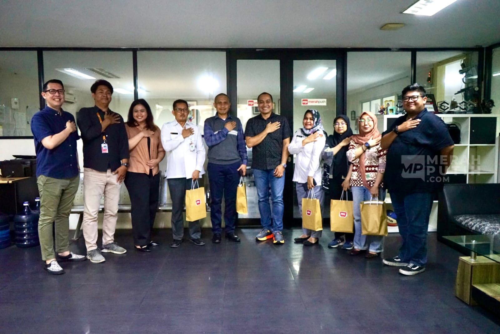 Jajaran KPU Tangerang Selatan Sambangi Redaksi Merahputih.com
