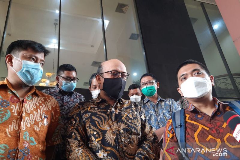 Mantan penyidik KPK Novel Baswedan dan sejumlah eks pegawai KPK memberikan keterangan kepada awak media usai mengikuti sosialisasi pengangkatan sebagai ASN Polri di Gedung TNCC Mabes Polri, Jakarta Selatan, Senin (6/12). (ANTARA/Laily Rahmawaty)