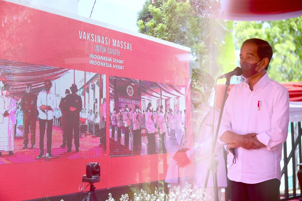 Presiden Jokowi berdialog dengan sejumlah santri dan pengurus pondok pesantren secara virtual, dari Ponpes Miftahul Falah, Kuningan, Jabar, Selasa (31/8). Foto: BPMI Setpres