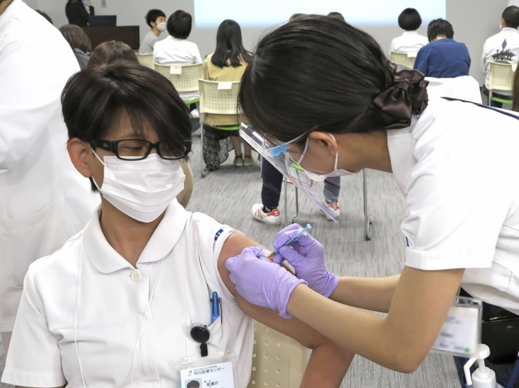  Proses vaksinasi COVID-19 di Jepang baru berlangsung minggu lalu (Foto: japantimes.co.jp)