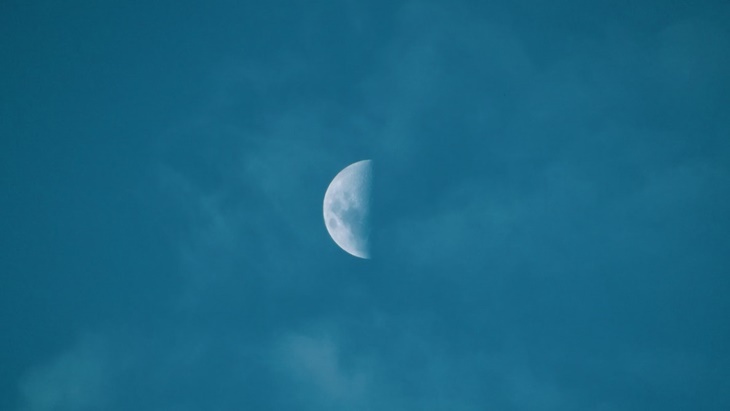 bulan biru
