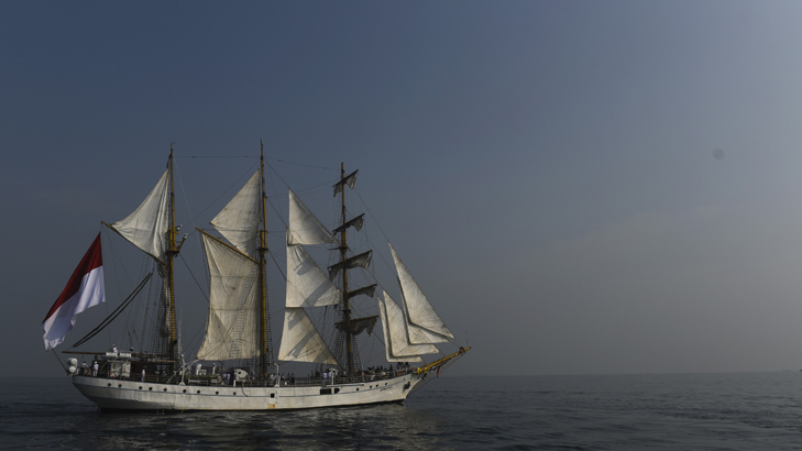 Sang Saka Merah Putih Berkibar Di Atas KRI Dewaruci