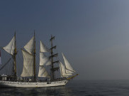 Sang Saka Merah Putih Berkibar Di Atas KRI Dewaruci