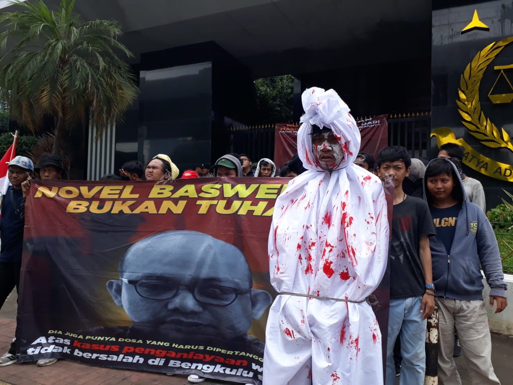 Tuntut Kejagung Segera Adili Novel Baswedan, Massa: Jangan Biarkan Hukum Mati Seperti Pocong
