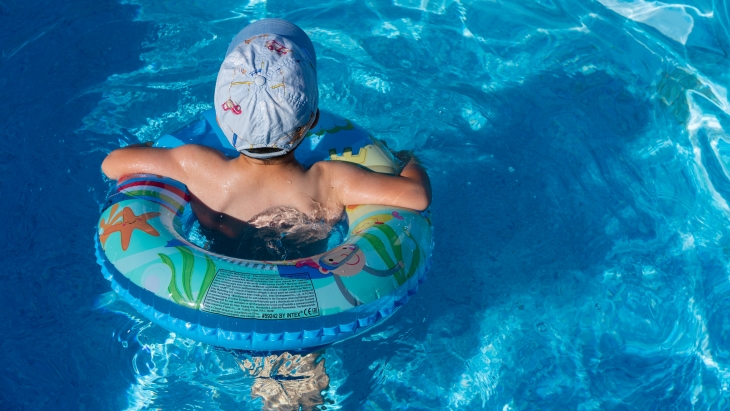 Ini Cara Ajarkan Bayi Berenang