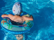 Ini Cara Ajarkan Bayi Berenang