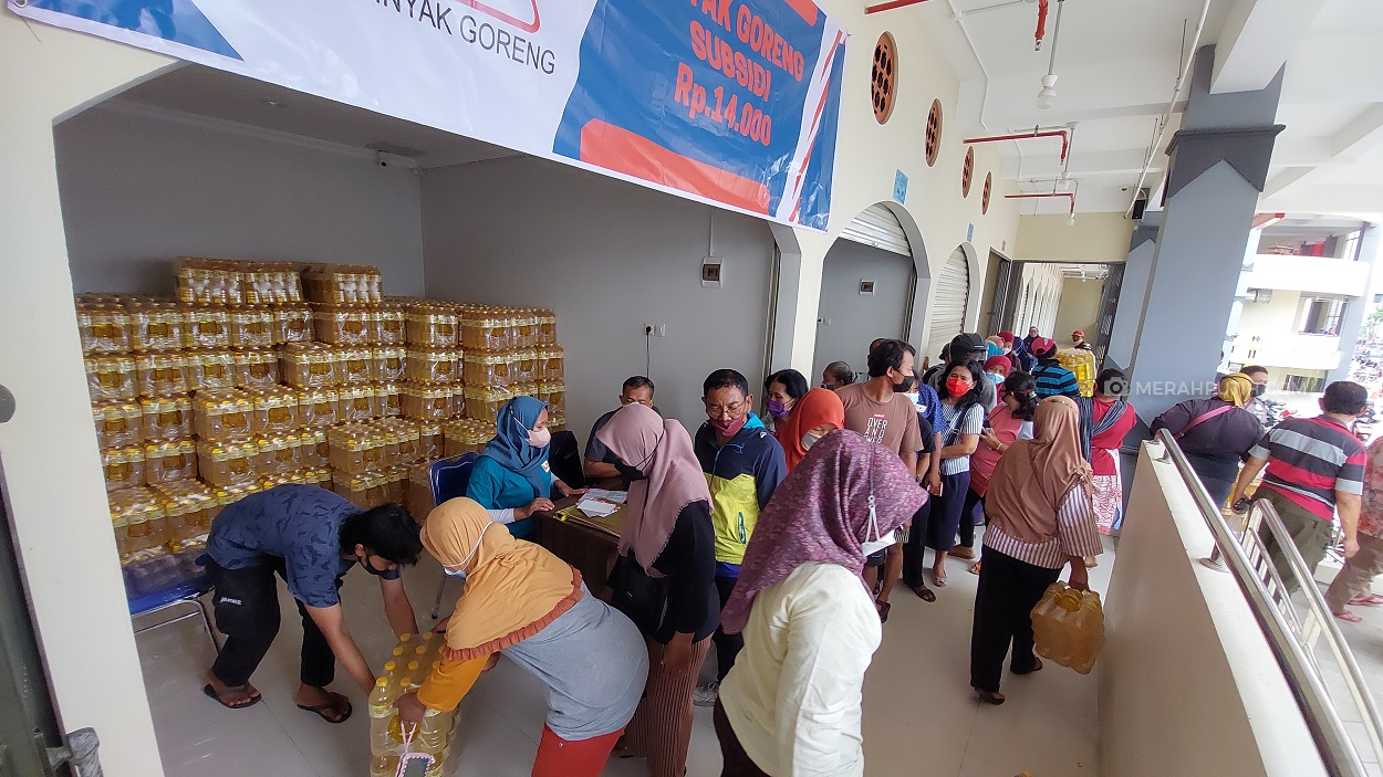 Warga Solo Serbu Minyak Goreng Murah Operasi Pasar