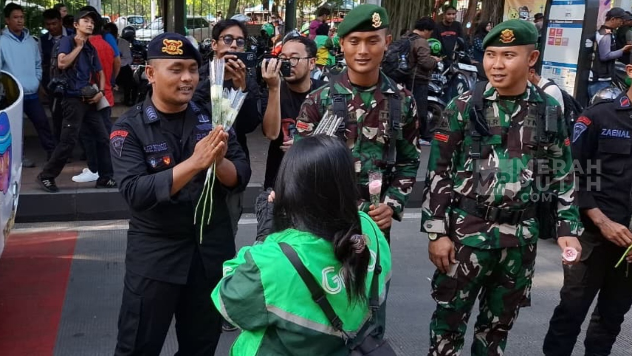 Bagikan Mawar Putih dan Pink untuk Polisi hingga Tentara, Ojol: Kami Tak Mau Diprovokasi Lagi