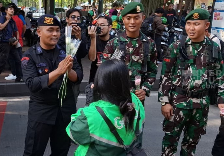 Bagikan Mawar Putih dan Pink untuk Polisi hingga Tentara, Ojol: Kami Tak Mau Diprovokasi Lagi