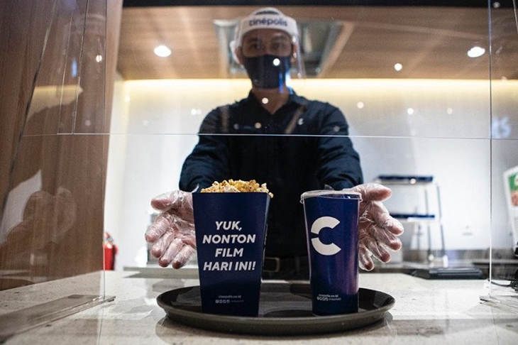 Cinepolis akan menyajikan popcorn dalam kemasan khusus yang dibungkus dengan paper bag dan disajikan menggunakan nampan saat bioskop kembali dibuka pada 29 Juli 2020. (HO/Cinepolis)