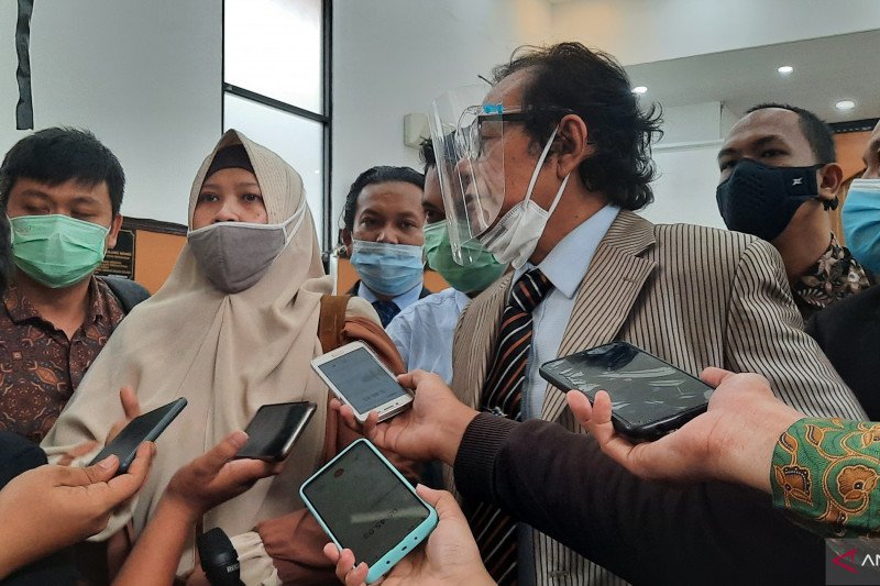 Tim kuasa hukum Rizieq Shihab memberikan keterangan kepada media usai sidang hari kedua praperadilan di Pengadilan Negeri Jakarta Selatan, Selasa (5/1). ANTARA/Laily Rahmawaty