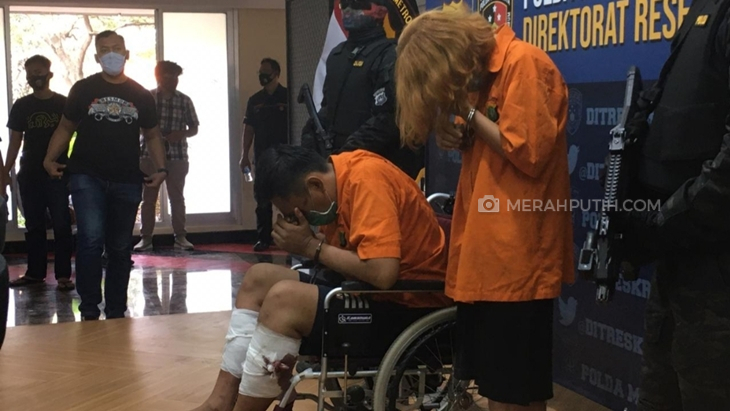 Kedua tersangka pembunuhan di Kalibata City. (Foto: MP/Kanugrahan) 