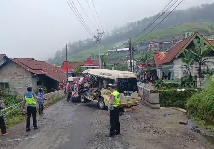Mobil Rombongan Wisatawan Bojonegoro Alami Kecelakaan di Tawangmangu, 5 Orang Tewas
