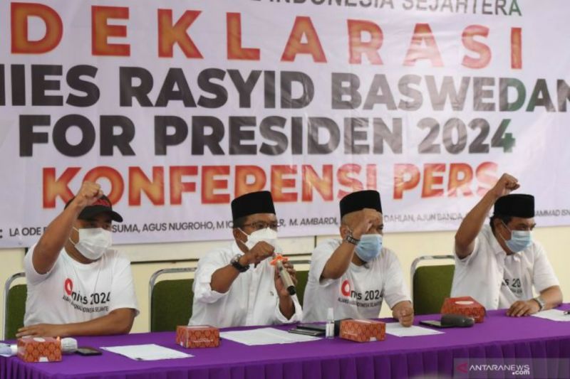 Deklarator dari Aliansi Nasional Indonesia Sejahtera (ANIES) La Ode Basir (kedua kiri), Dani Kusuma (kiri), M Iqbal Siregar (kedua kanan) dan M Ambardi menggelar konferensi pers tentang Deklarasi Anies Baswedan for Presiden 2024 di Jakarta, Rabu (20/10/2021). Kelompok relawan ANIES mendeklarasikan dukungan terhadap Gubernur DKI Jakarta Anies Baswedan untuk maju pada pemilihan presiden tahun 2024. (ANTARA FOTO/Hafidz Mubarak A/hp.)