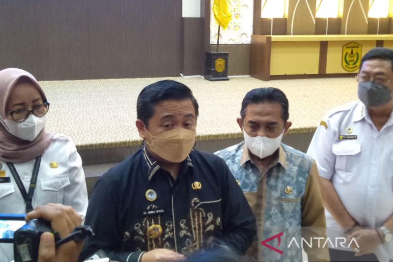 Wali Kota Banjarmasin H Ibnu Sina dan Wakil Wali Kota H Arifin Noor saat menyampaikan keterangan di Balai Kota Banjarmasin. ANTARA/Sukarli