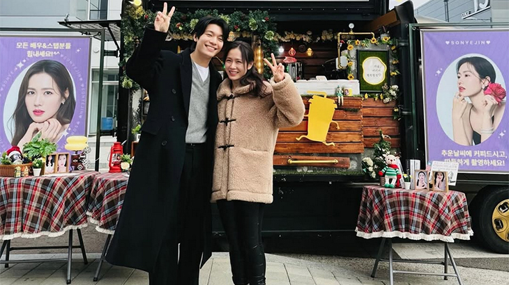 Bintang ‘Squid Game 2’ Wi Ha-joon Kasi Perhatian ke Istri Orang, Kirimin Son Ye-jin Coffee Truck di Lokasi Syuting Film 