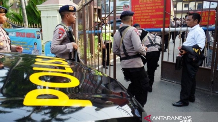 Polisi berjaga pascabom bunuh diri di Mapolrestabes Medan, Sumut, Rabu (13/11/2019). (ANTARA FOTO/Irsan Mulyadi/aww)
