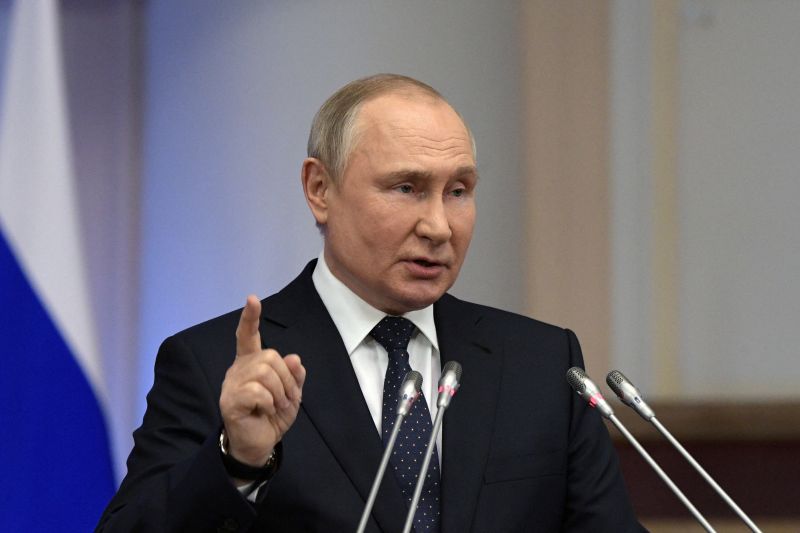 Presiden Rusia Vladimir Putin menyampaikan pidato pada sidang Dewan Legislator di Majelis Federal di Saint Petersburg, Rusia, Rabu (27/4/2022). ANTARA/Sputnik/Alexei Danichev/Kremlin via REUTERS/tm
