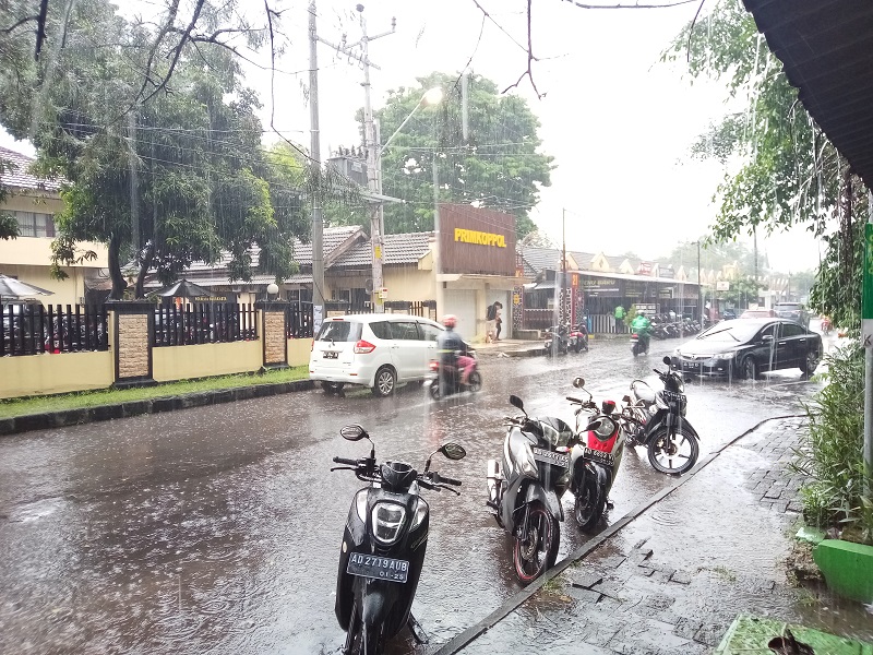 Hujan menjadi hambatan kurir dalam bekerja. (MP/Ismail).
