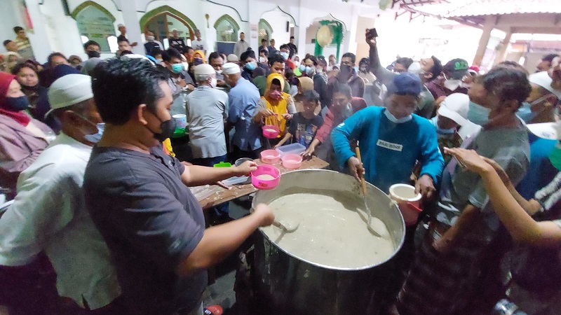 Dua Tahun Berhenti, Tradisi Pembagian Bubur Samin Banjar Kembali Dilakukan di Solo
