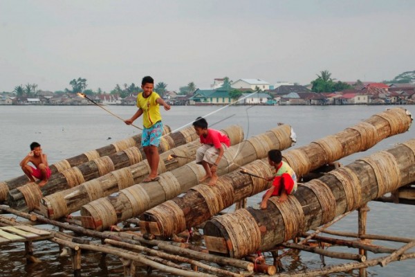 Sejumlah anak main meriam karbit di Pontianak, Kalimantan Barat. (Foto: ANTARA/Jessica Wuysang)